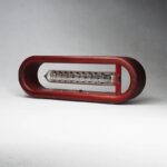 Lampe vintage en bois rouge avec tube lumineux, design industriel, décoration de style rétro, éclairage d'ambiance, objet de collection scientifique.