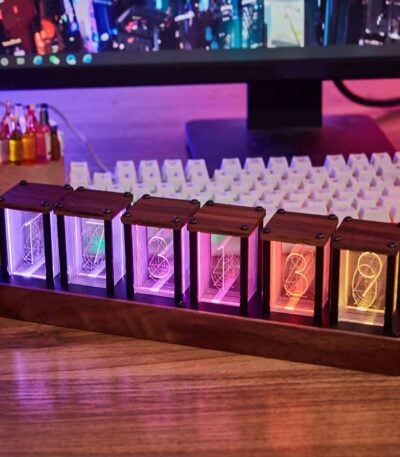 Nixie tubes lumineux dans une boîte en bois, affichant des chiffres colorés, parfaits pour la décoration scientifique ou vintage.