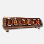 Horloge Nixie vintage en bois avec tubes lumineux affichant l'heure.