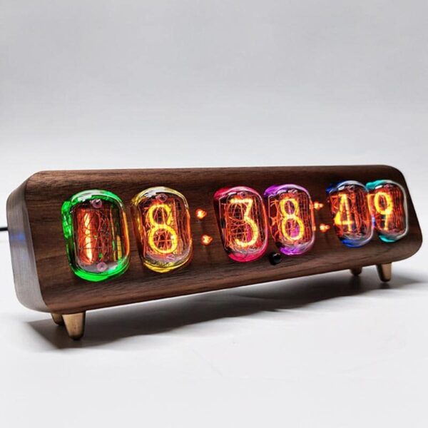 Horloge vintage avec tubes Nixie en verre coloré, encadrée d'un boîtier en bois, affichant l'heure 08:38:49, idéale pour la décoration de style rétro ou scientifique.