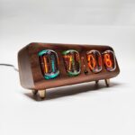 Porte-nombres Nixie en bois avec tubes lumineux affichant des chiffres rétro, idéal pour la décoration de bureau ou comme objet de collection scientifique.