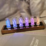 Horloge Nixie avec tubes lumineux affichant les chiffres 1, 0, 0, 5, 3, 3.