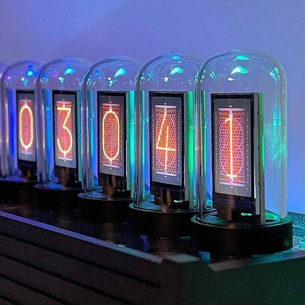 Nombres Nixie rétro éclairés sous cloche en verre, affichant les chiffres 0 à 4, avec un éclairage LED coloré, parfaits pour décoration scientifique ou vintage.