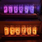 Porte-nombres lumineux avec chiffres colorés en néon violet et orange, parfaits pour la décoration ou la signalisation.