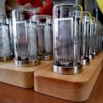 Pots à plantes en verre avec support en bois naturel, parfaits pour la décoration intérieure ou extérieure, alliant style moderne et naturel.