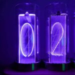 Numéro lumineux 1 et 2 en néon violet dans des tubes en verre.