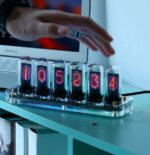 Dispositif scientifique vintage avec six tubes à vide affichant des chiffres lumineux rouges, utilisé pour la visualisation de données ou comme objet de décoration scientifique.