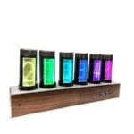 Horloge Nixie LED multicolore affichant les chiffres lumineux dans un boîtier en bois élégant. Parfait pour la décoration scientifique ou moderne.