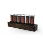 Horloge Nixie vintage avec tubes en verre affichant l'heure, montée sur une base en bois foncé, alliant design rétro et moderne.