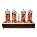 Horloge Nixie vintage avec tubes en verre affichant les chiffres lumineux sur une base en bois, alliant design rétro et technologie moderne pour une décoration unique.