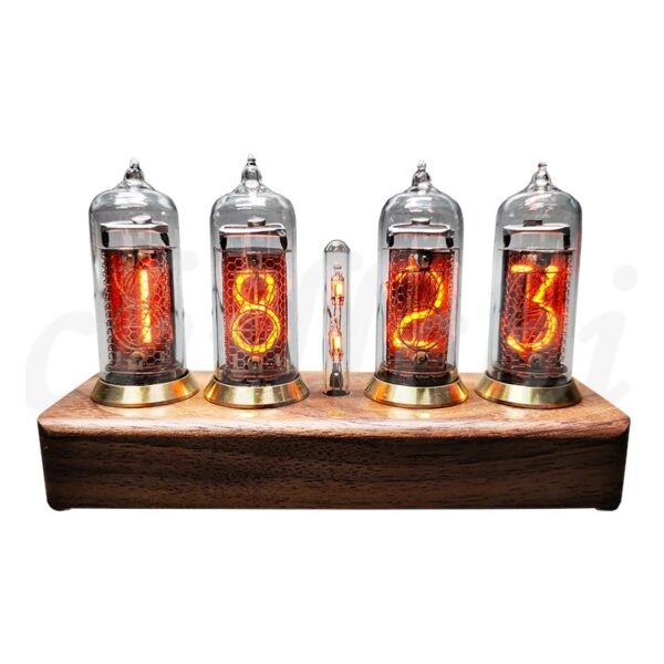 Horloge Nixie vintage avec tubes en verre affichant les chiffres lumineux sur une base en bois, alliant design rétro et technologie moderne pour une décoration unique.