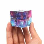 Cube en puzzle 3D représentant un motif de galaxie et d'espace, parfait pour la décoration scientifique ou comme objet de collection.