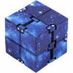 Un cube puzzle à thème cosmique avec un design étoilé et galactique, parfait pour la décoration scientifique ou comme objet de collection.