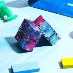 Un puzzle en forme de cube représentant une galaxie colorée, parfait pour la décoration scientifique ou comme objet éducatif.