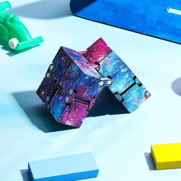 Un puzzle en forme de cube représentant une galaxie colorée, parfait pour la décoration scientifique ou comme objet éducatif.