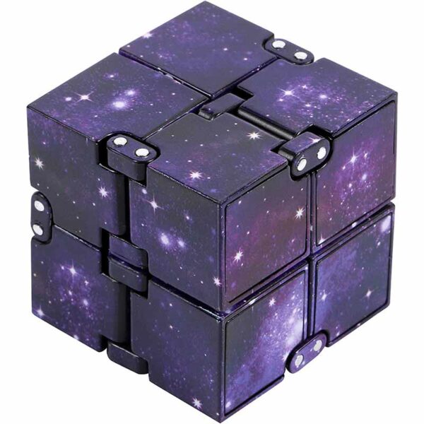 Cube puzzle à thème cosmique avec motif d'espace étoilé, parfait pour la décoration scientifique ou comme objet de collection original.