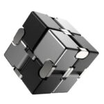 Cube scientifique en métal noir et argenté, décoration moderne et originale pour espace scientifique ou bureau.