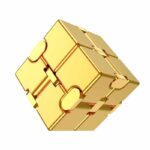 Cube Rubik en or 3D, design élégant et brillant, symbole de réflexion et de résolution de problèmes, parfait pour la décoration ou comme objet de collection.