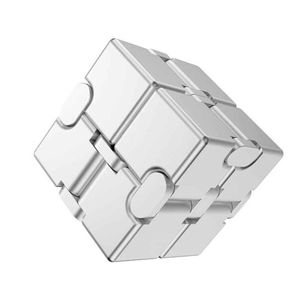 Cube en métal 3D avec pièces mobiles, design moderne et industriel, parfait pour la décoration ou comme objet scientifique éducatif.