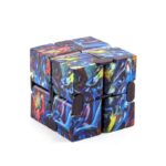Puzzle cube en marbre avec motifs colorés, idéal pour décoration scientifique ou comme objet de collection.