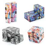 Ensemble de bouteilles de stockage en silicone avec motifs colorés, parfaites pour la décoration et le rangement d'objets scientifiques ou décoratifs.