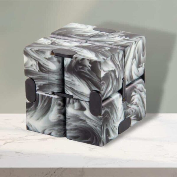 Puce de puzzle en marbre noir et blanc, décoration moderne et sophistiquée pour un intérieur scientifique ou décoratif.
