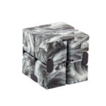 Puzzle en cube avec motif marbré noir et blanc, parfait pour la décoration de bureau ou d'espace scientifique.