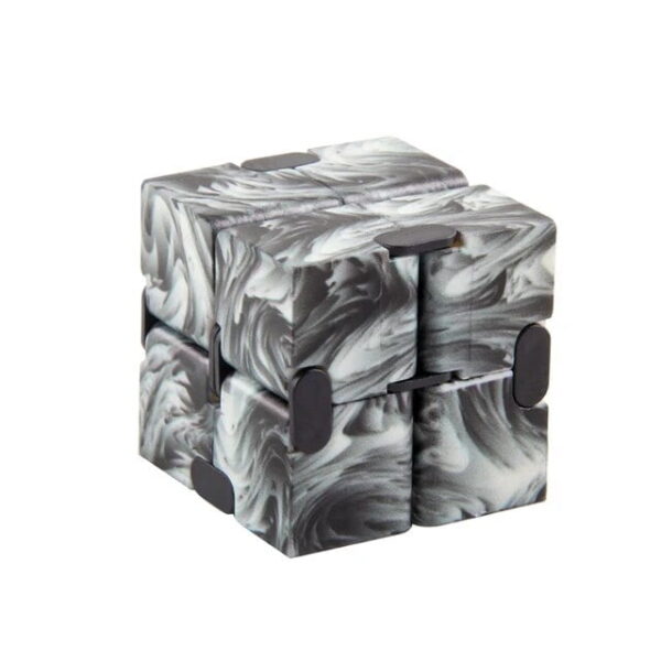 Puzzle en cube avec motif marbré noir et blanc, parfait pour la décoration de bureau ou d'espace scientifique.