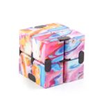 Cube puzzle en marbre coloré avec pièces mobiles, décoration scientifique originale et ludique pour la maison ou le bureau.