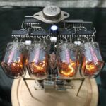 Vanne à vide avec tubes en verre et composants électroniques pour expériences scientifiques ou décoration industrielle.
