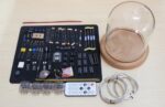 Ensemble d'outils de laboratoire, composants électroniques et accessoires de décoration en verre pour la science et la décoration intérieure.