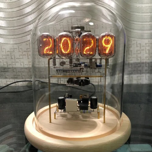 Horloge à Nixie affichant l'année 2029, avec tubes lumineux dans une cloche en verre.