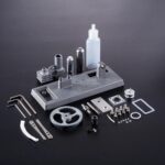 Panneau de montage pour expériences scientifiques avec divers composants en métal et plastique, incluant un liquide de nettoyage, pour expériences éducatives ou de laboratoire.