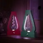 Deux décorations scientifiques lumineuses en forme de spirale, une rouge et une verte, avec un design moderne, éclairées dans un environnement intérieur.