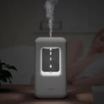 Diffuseur d'huiles essentielles avec lumière LED intégrée et brumisateur, créant une ambiance relaxante dans votre espace intérieur.