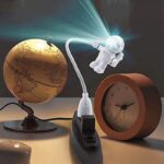 Lampe astronaute projetant une lumière sur un globe terrestre, décor scientifique pour bureau ou chambre, alliant design moderne et thème spatial.