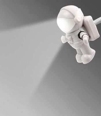 Mini astronaute en plastique blanc projetant une lumière, idéal pour décoration de bureau ou espace scientifique.