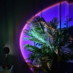 Balcon avec plante tropicale et éclairage néon violet, ambiance moderne et colorée.
