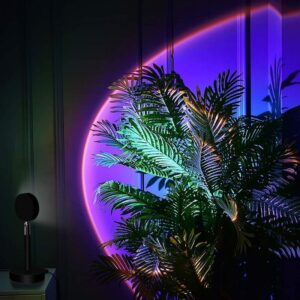 Balcon avec plante tropicale et éclairage néon violet, ambiance moderne et colorée.