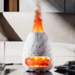 Diffuseur d'huiles essentielles en marbre blanc avec vapeur chaude et lumière d'ambiance.