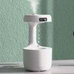 Haut-parleur Bluetooth design en forme de lampe de chevet, blanc, avec affichage numérique, idéal pour la décoration intérieure moderne et la diffusion musicale.