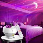 Lampe de projection cosmique dans une chambre, créant une ambiance étoilée avec des couleurs violettes et un ciel nocturne, idéale pour une décoration relaxante et immersive.