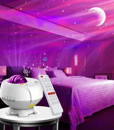 Lampe de projection cosmique dans une chambre, créant une ambiance étoilée avec des couleurs violettes et un ciel nocturne, idéale pour une décoration relaxante et immersive.