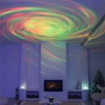 Énergie Aurora projetée au plafond d'un salon moderne, créant un spectacle lumineux coloré et hypnotique. Parfait pour une décoration intérieure originale et relaxante.