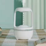 Vaporisateur d'huiles essentielles en forme de nuage blanc, diffusant de la vapeur aromatique dans une pièce, idéal pour la relaxation et le bien-être.