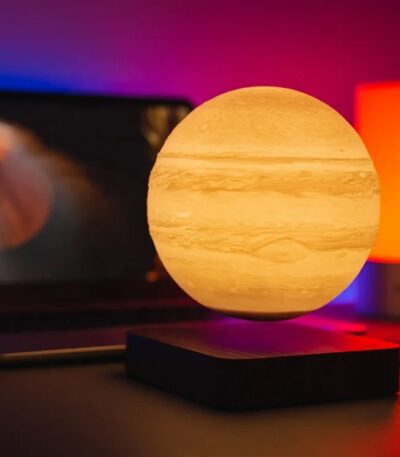 Lampe de nuit en forme de planète Mars, idéale pour une décoration scientifique ou un espace de travail créatif.