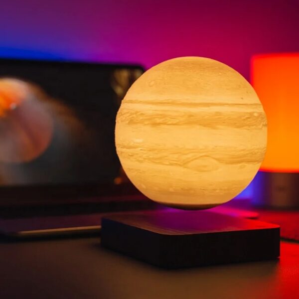 Lampe de nuit en forme de planète Mars, idéale pour une décoration scientifique ou un espace de travail créatif.