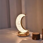 Lampe lune décorative en forme de croissant avec éclairage doux, idéale pour la décoration intérieure ou comme veilleuse. Design élégant et moderne, parfait pour une ambiance chaleureuse.
