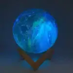 L'ampoule en forme de lune illuminée avec un motif de ciel étoilé, idéale pour une décoration intérieure originale et scientifique.