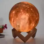 Lampe lune 3D avec support en bois, décoration d'intérieur inspirée de l'astronomie, lumiÚre chaleureuse et réaliste, idéale pour une ambiance cosy.